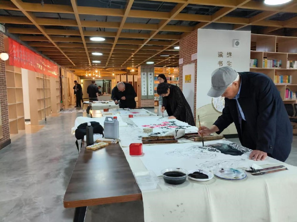 天水市老年書(shū)畫(huà)研究會(huì)來(lái)公司開(kāi)展“五一”勞動(dòng)節(jié) 送書(shū)畫(huà)進(jìn)企業(yè)活動(dòng)