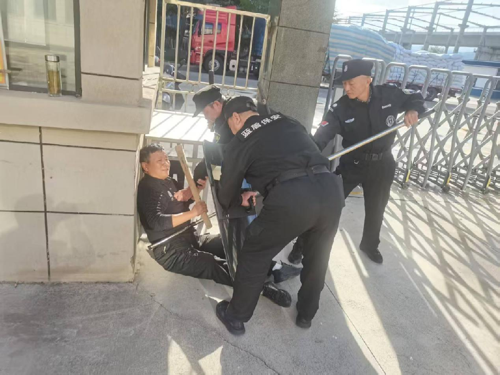 天水藍盾保安服務(wù)有限責(zé)任公司組織開展2025年第三季度防暴應(yīng)急演練